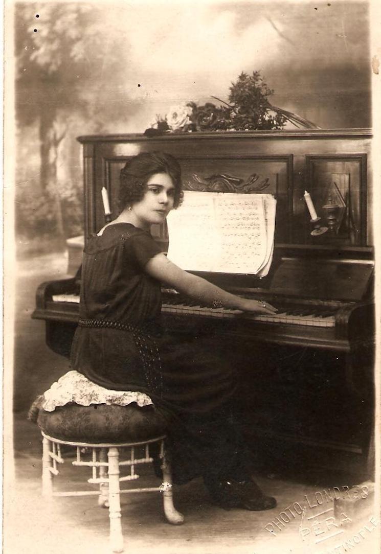 Femme jouant du piano à Istanbul dans les années 1920.