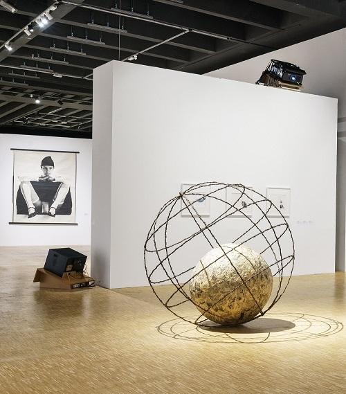 espace d'expositon avec sculpture