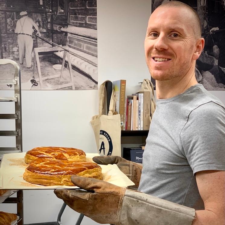 Pierre Alix avec en second plan "Tonton Raymond, mon grand-oncle dans sa boulangerie en Normandie”