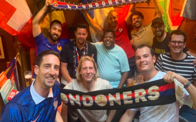 Dans une ambiance conviviale, Pierre Sage avait retrouvé des fans de l'Olympique Lyonnais basés à Londres, pour suivre la demi-finale de la coupe du monde entre la France et l'Espagne