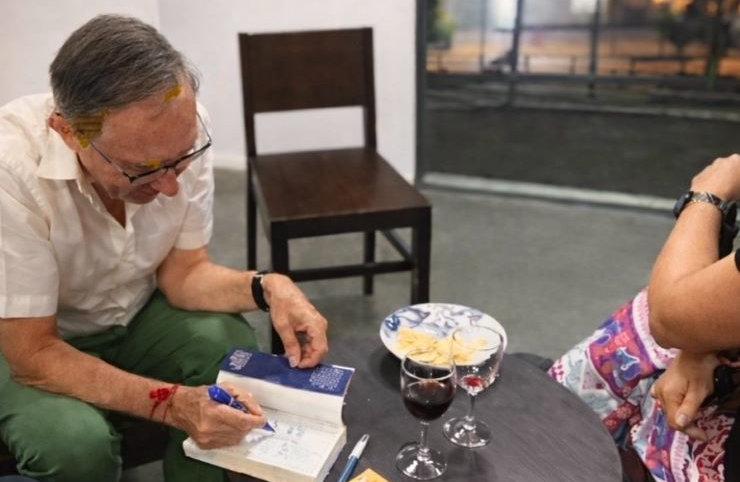 Pierre Bau à la librairie française Nam Phong, pour son premier roman