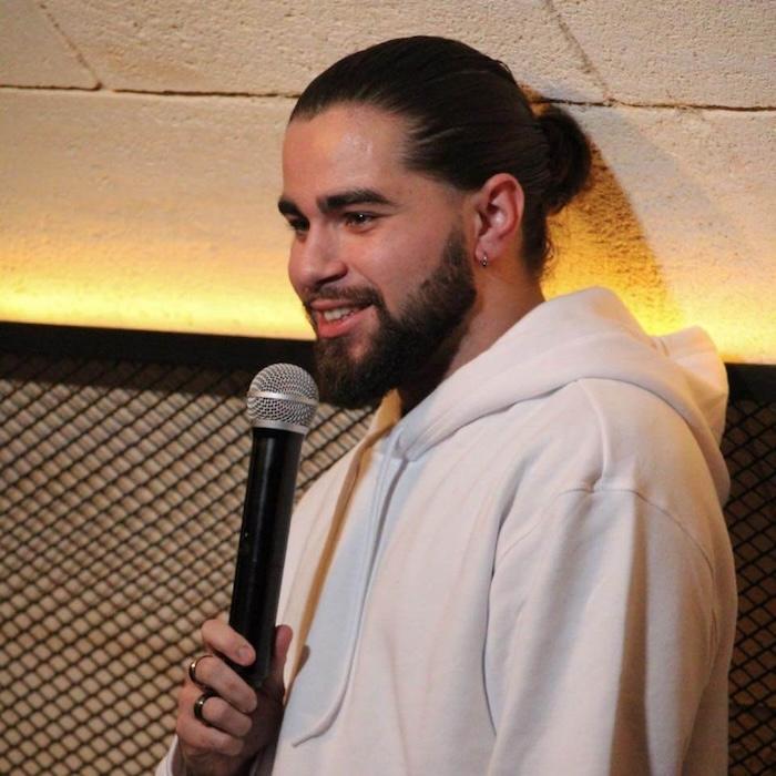 pierre hertout en train de parler dans un micro