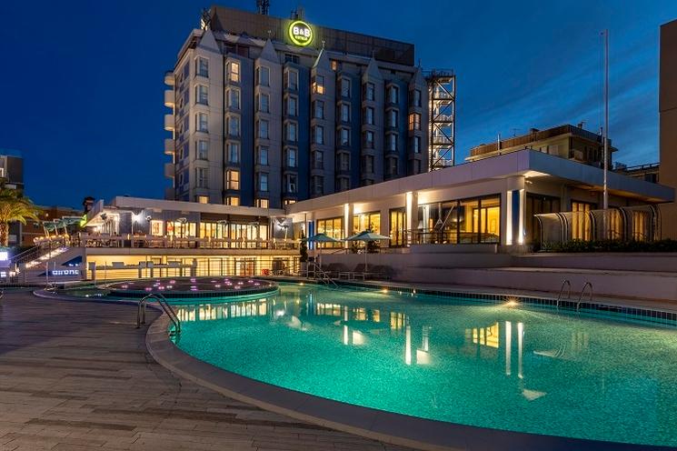 piscine éclairée de nuit à l'hôtel BB en ligurie