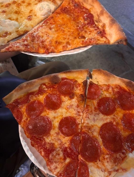 Une pizza pepperoni, l’un des grands classiques à New York