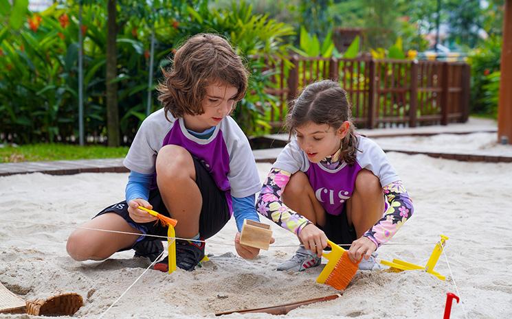 L'enseignant et l'un des élèves