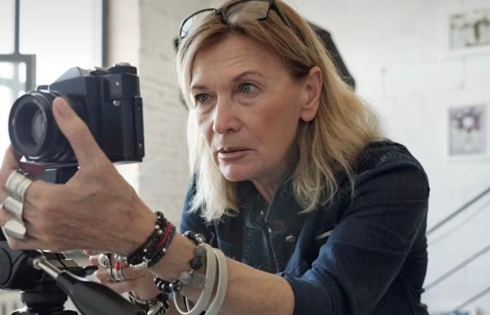 femme devant une caméra