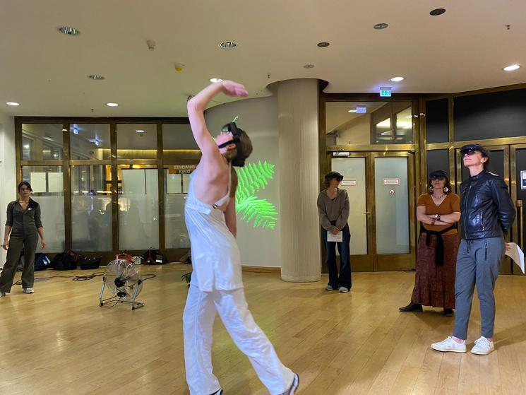 danseuse centre de la pièce