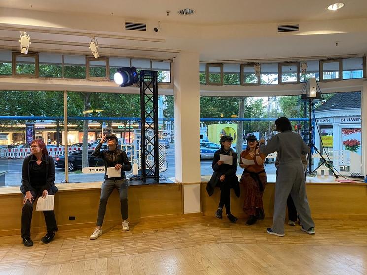 personnes avec lunettes de VR assises