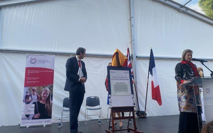 diplôme jeté chapeaux