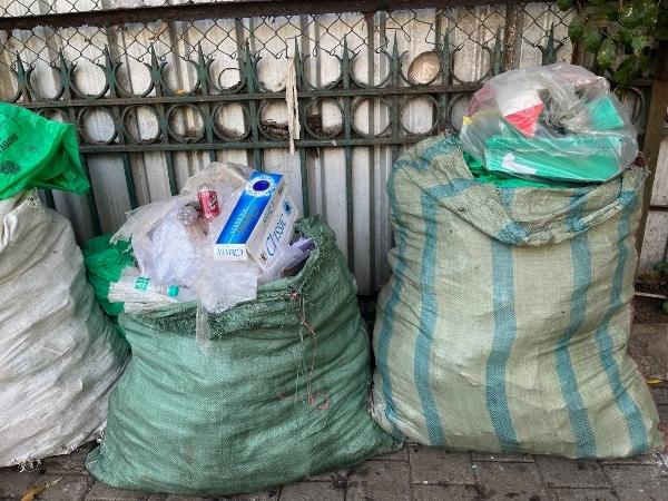 Des sacs remplis de déchets plastique à Mumbai