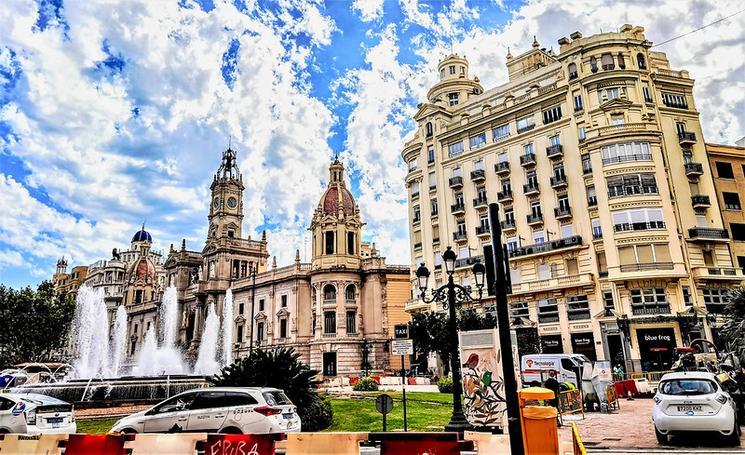 une fontaine au milieu de la place de la mairie a valencia