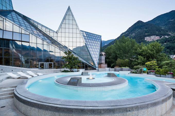 vue du dehors des piscines chauffées