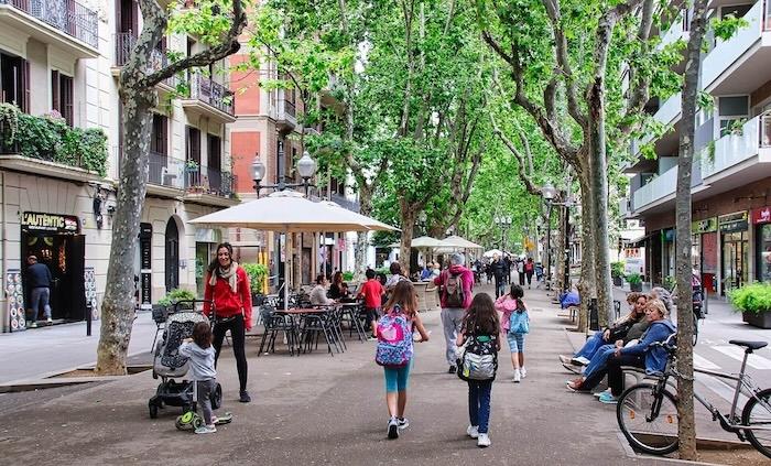 place avec passants à Poblenou, Barcelone