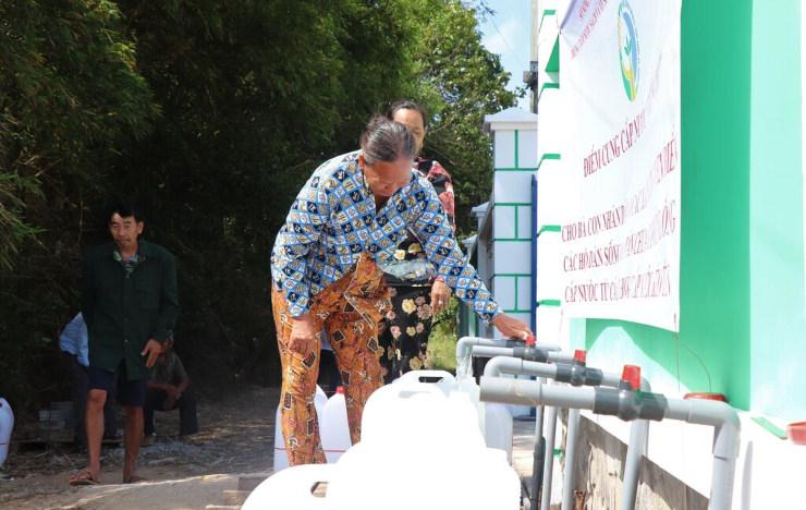 Point de distribution d’eau gratuite à Can Tho.