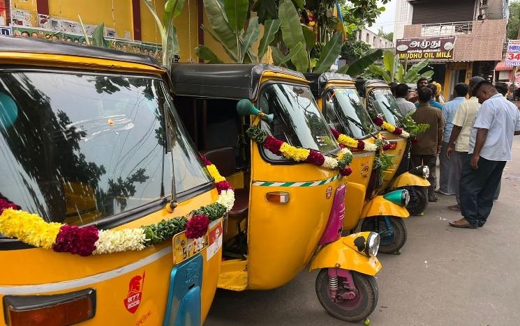 Chauffeurs de rickshaw rassemblés pour Ayudha Puja à Pondichéry