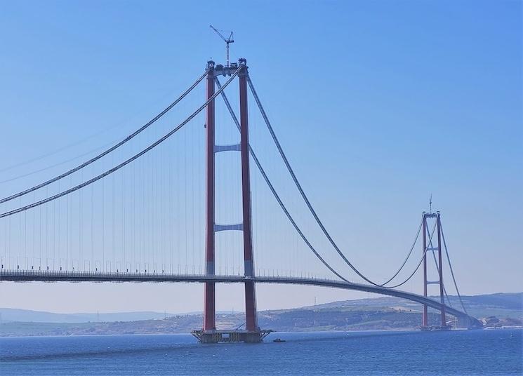 Le pont de Çanakkale 1915, plus long pont suspendu au monde, reliant les rives européenne et asiatique du détroit des Dardanelles. Inauguré en 2022, il symbolise le développement de la région.