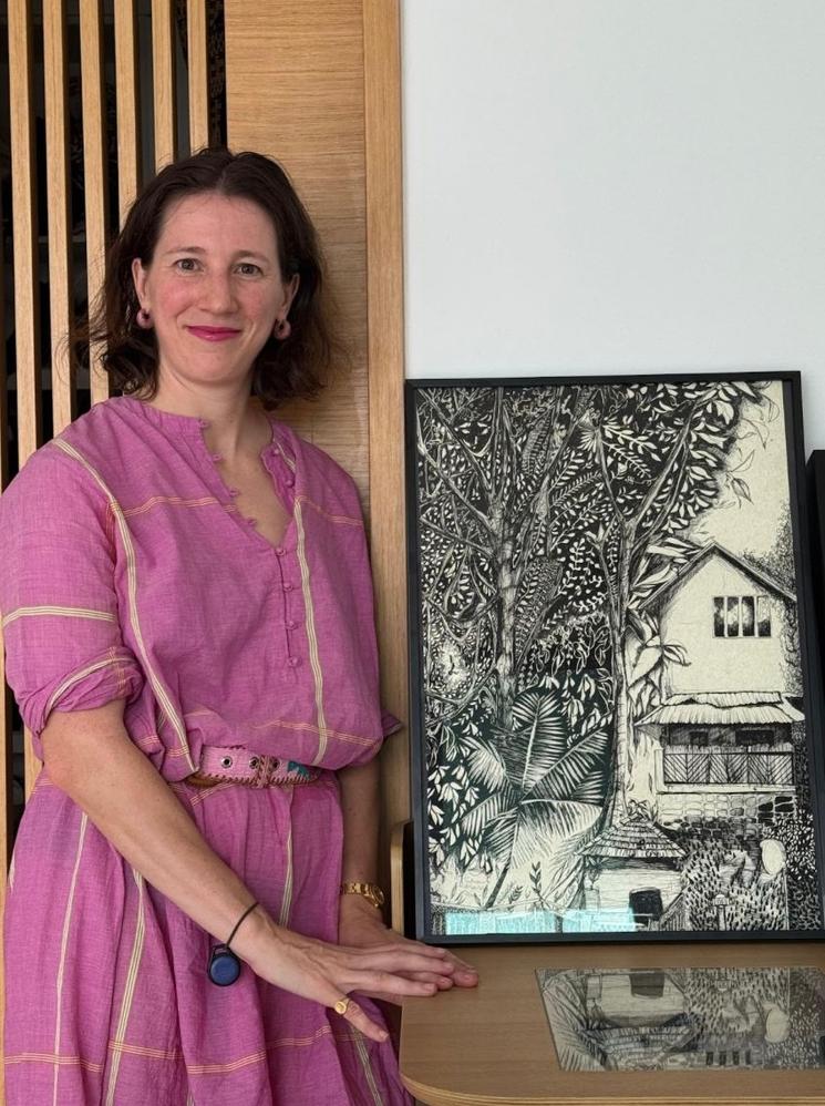 Portrait de Sylvaine de Gantès à côté d'une œuvre