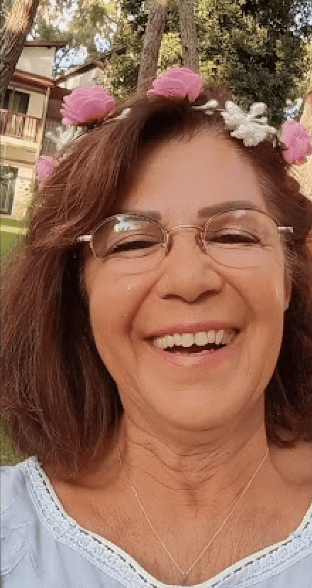 Portrait de l’artiste turque Zerrin Gezer souriante avec une couronne de fleurs