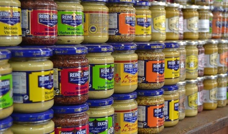 pots de moutarde empilés