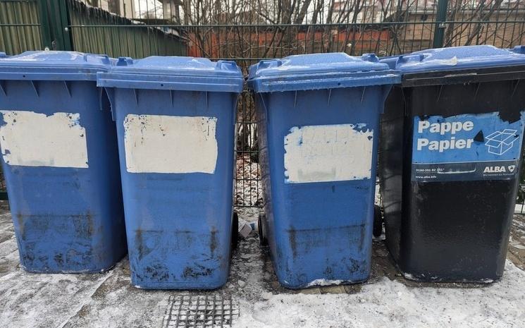 4 bennes à ordure bleue pour le papier et le carton