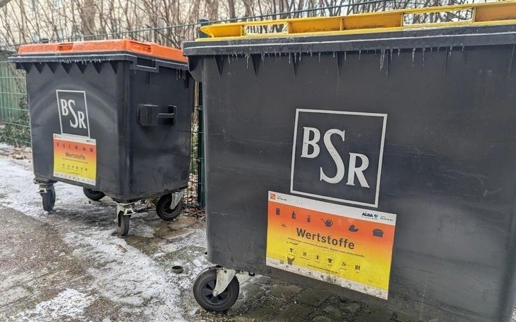 Deux bennes à ordures jaune et orange pour les emballages plastiques