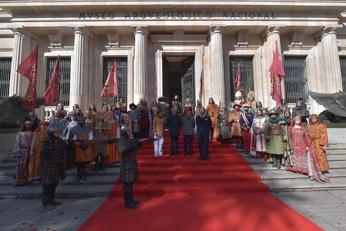 les autorités posent devant le musée arqueologique de madrid