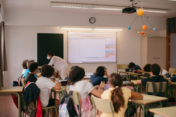 des enfants en classe dans le lycée molière de madrid