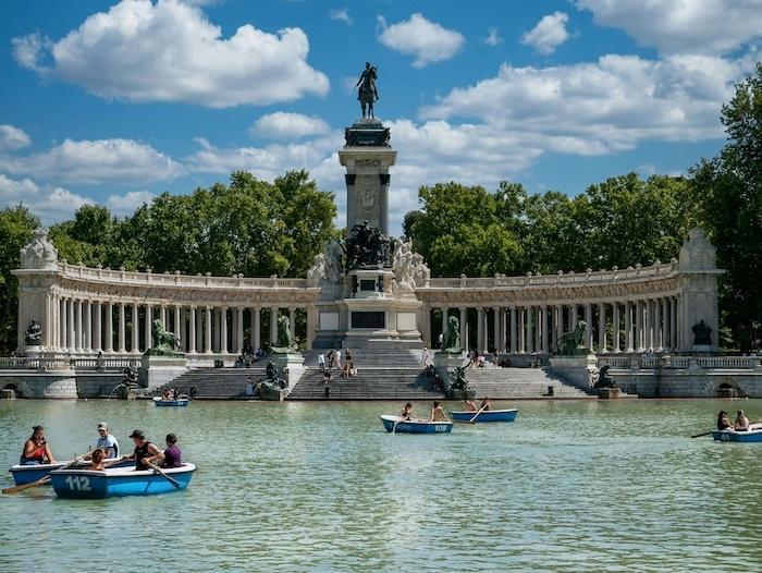 lac dans le parc du retiro à madrid