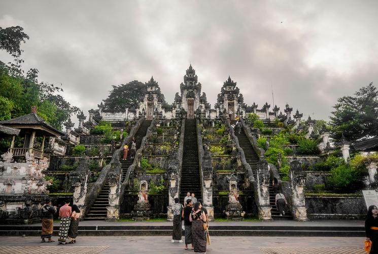 Pura Lempuyang, les « Portes du paradis » temple à bali avec des escaliers et des touristes en sarong