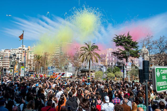 La foule en train d'assister au spectacle des Fallas à Valencia