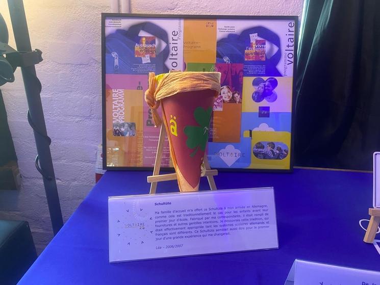 Une Schultüte rouge est exposée avec un petit texte racontant le souvenir associé