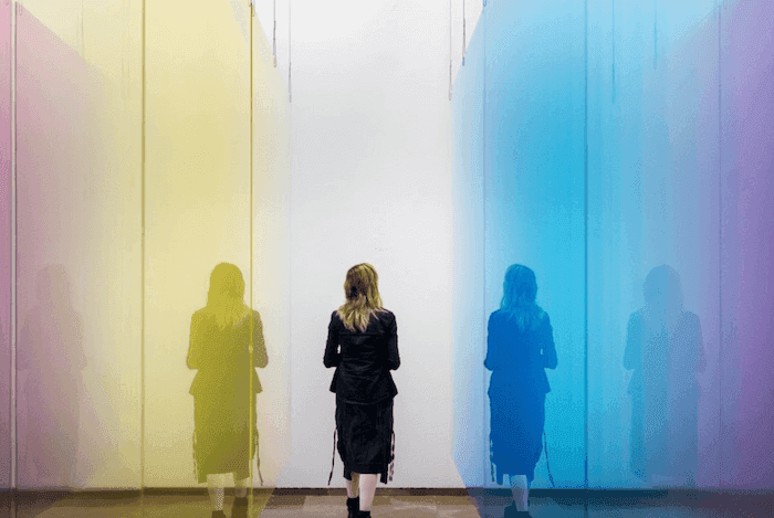 Intérieur coloré de l'exposition Prospectiva au CCCC de Valencia