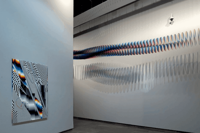 intérieur futuriste de l'exposition Prospectiva de Felipe Pantone au Centre del Carme