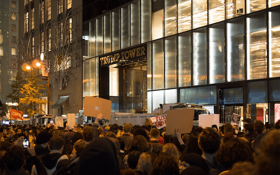 Mouvement de protestation au pied de la tour, à la suite de l'élection de Donald Trump comme président des États-Unis, en novembre 2016.