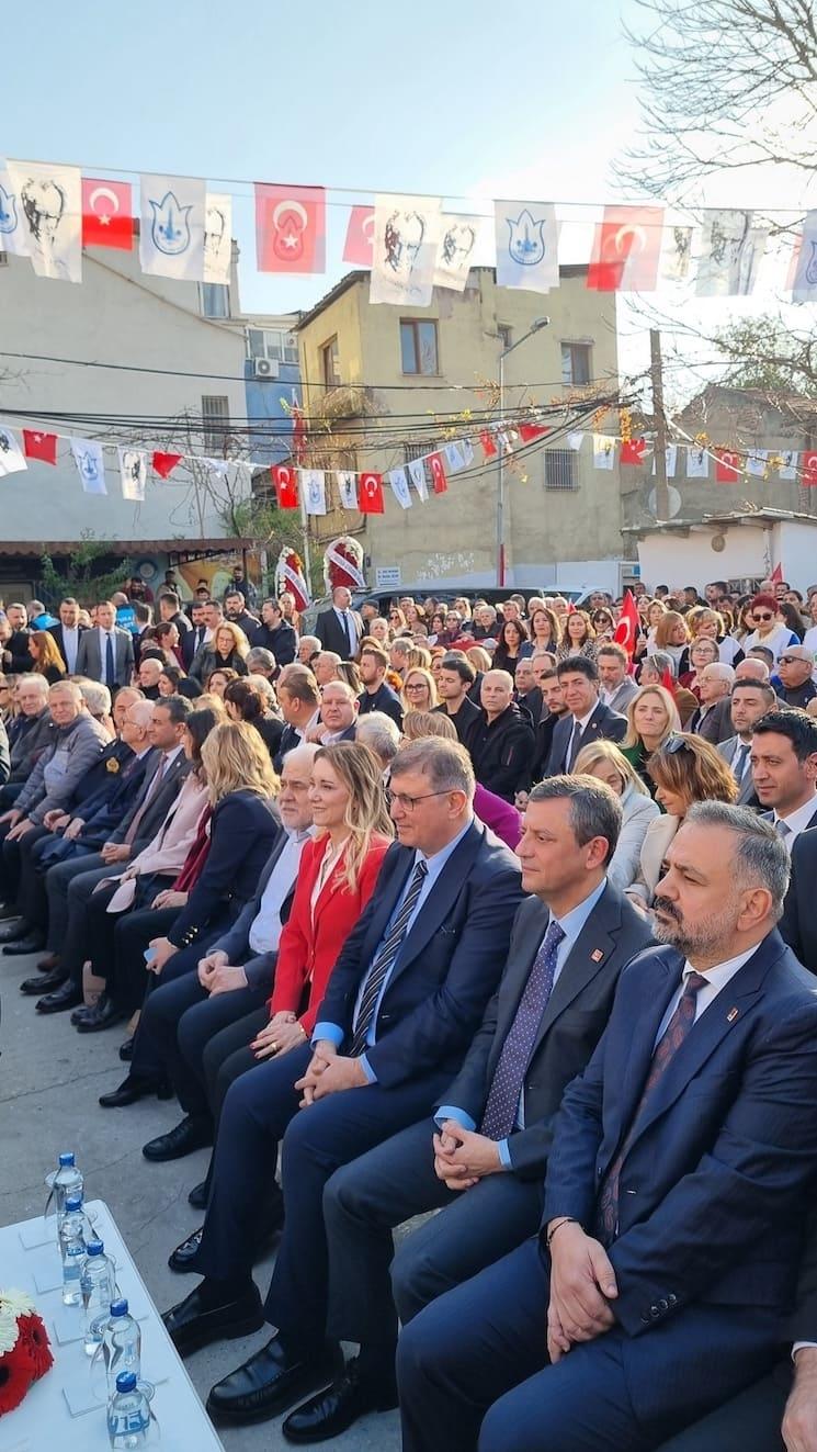 Vue du public lors de l’inauguration de la crèche gratuite à Konak, Izmir, avec des drapeaux turcs et des invités officiels.