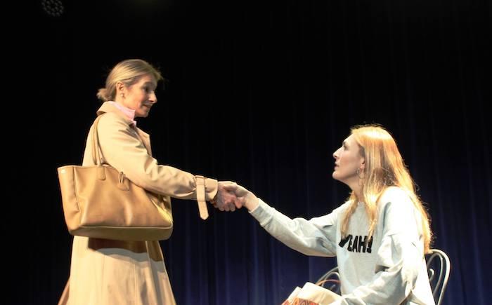 Deux femmes qui se saluent en se serrant la main