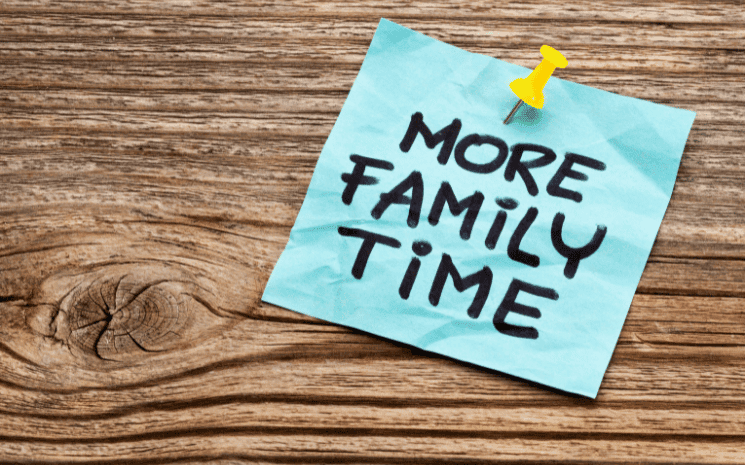 Un post-it disant "plus de temps passé avec la famille", qui constitue une des résolutions des Britanniques pour 2023