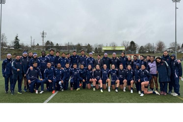 Raphaël Dang avec les équipes de France féminine et masculine de rugby à 7, à l’occasion du HSBC Vancouver Sevens.