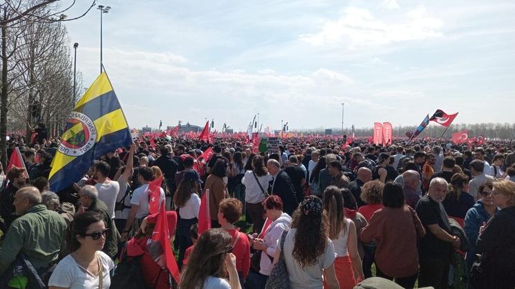 Foule rassemblée à Maltepe, Istanbul, le 29 mars 2025, lors du rassemblement organisé par le CHP.