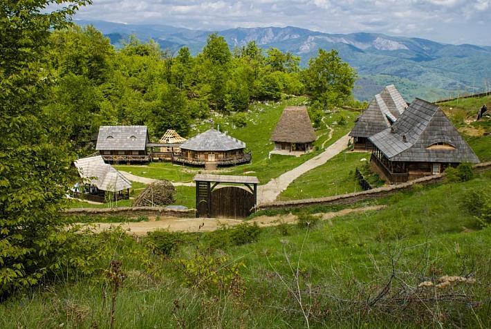 ravens-nest-village-roumanie