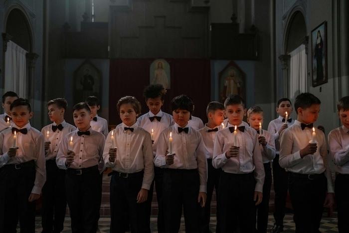 de jeunes enfants de choeur espagnol chantant à la messe