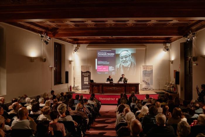 la conférence de Savater avec Paul Pierroux-Taranto au centre La Nau à Valencia
