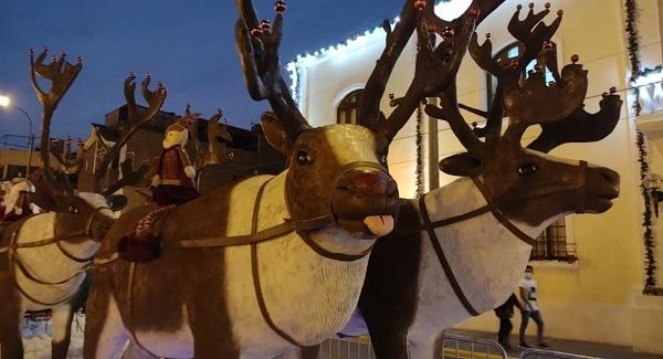 À Surco, des décorations de Noël réalisées avec des milliers de bouteilles recyclées