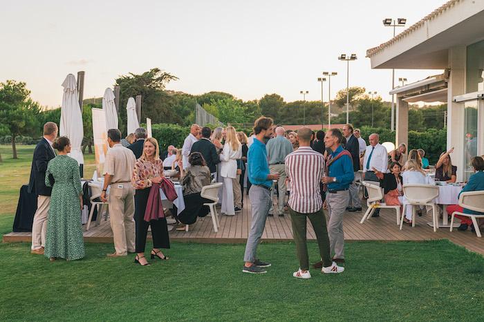 des personnes mangent dans un restaurant