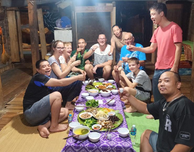 Repas partagé chez l’habitant dans la région de Mai Chau.