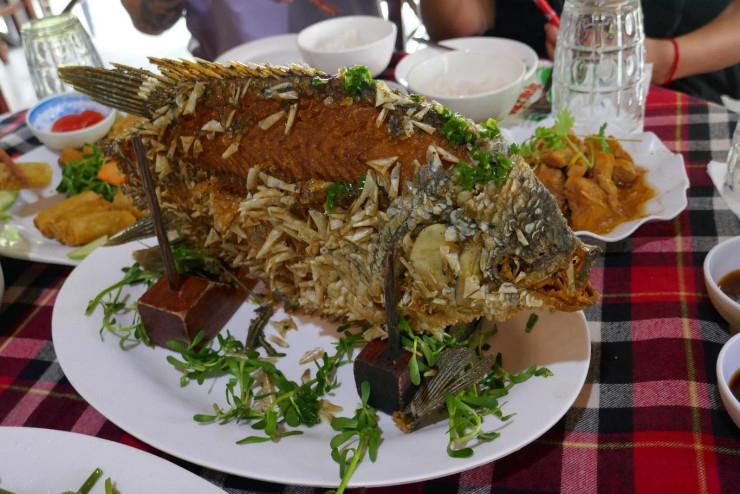 Repas vietnamien avec des poissons