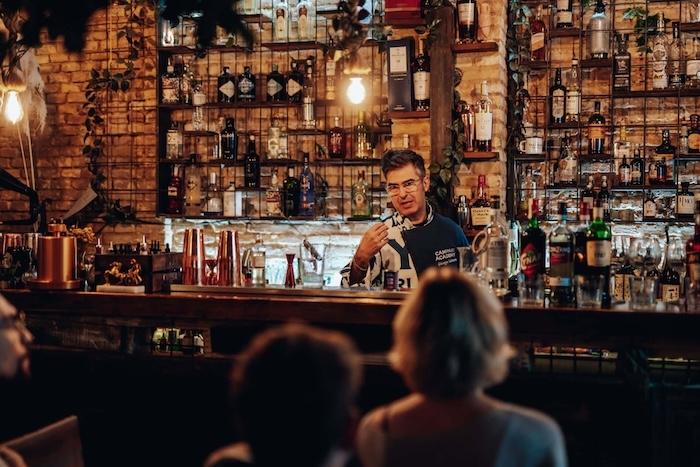 un serveur en train de préparer un cocktail dans le bar Apotheke à Valencia