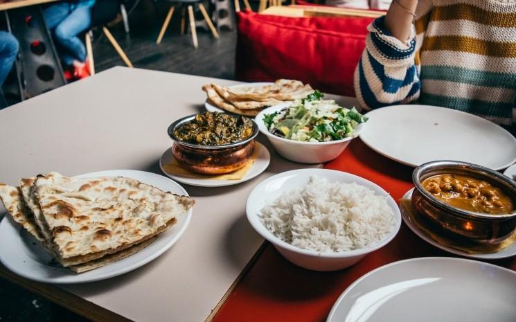 Des plats indiens dans un restaurant en France