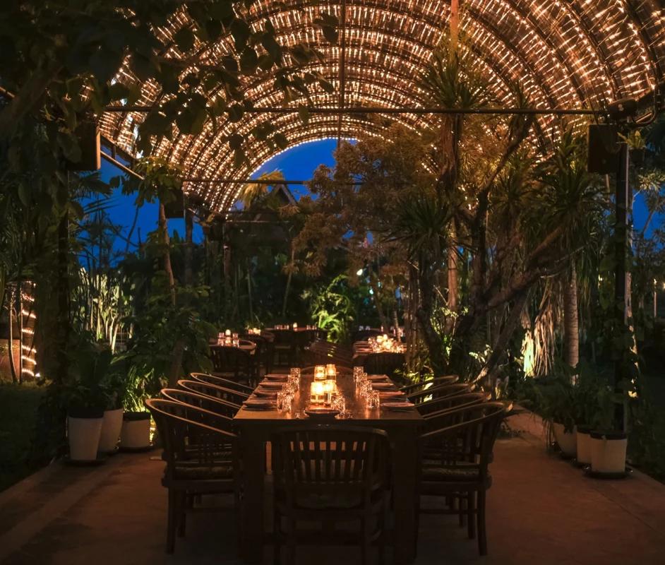 restaurant uma garden à bali avec ses longues tables son dome et ses plantes.jpg