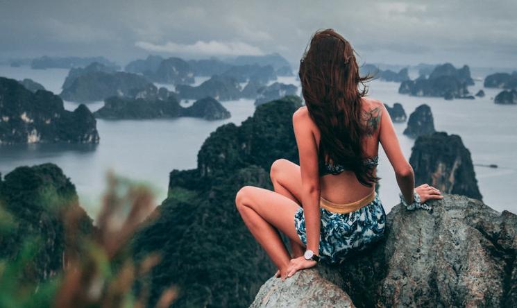 Retour des touristes internationaux pour visiter et voyager au Vietnam